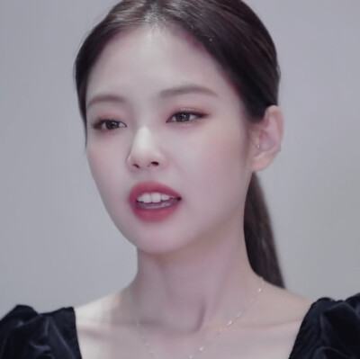 一组色调偏暗的Jennie
要点开看大图啊啊啊啊啊啊效果更好
其实调的不是太满意感觉有点平平无奇，还在和泼辣磨合中
欢迎建议
原截姜亦JM