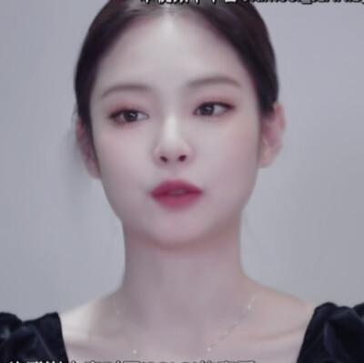 一组色调偏暗的Jennie
要点开看大图啊啊啊啊啊啊效果更好
其实调的不是太满意感觉有点平平无奇，还在和泼辣磨合中
欢迎建议
原截姜亦JM