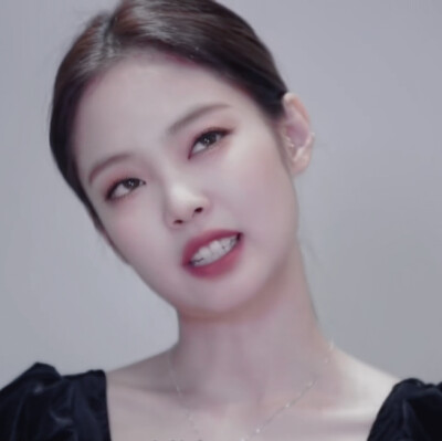 一组色调偏暗的Jennie
要点开看大图啊啊啊啊啊啊效果更好
其实调的不是太满意感觉有点平平无奇，还在和泼辣磨合中
欢迎建议
原截姜亦JM