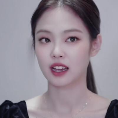 一组色调偏暗的Jennie
要点开看大图啊啊啊啊啊啊效果更好
其实调的不是太满意感觉有点平平无奇，还在和泼辣磨合中
欢迎建议
原截姜亦JM