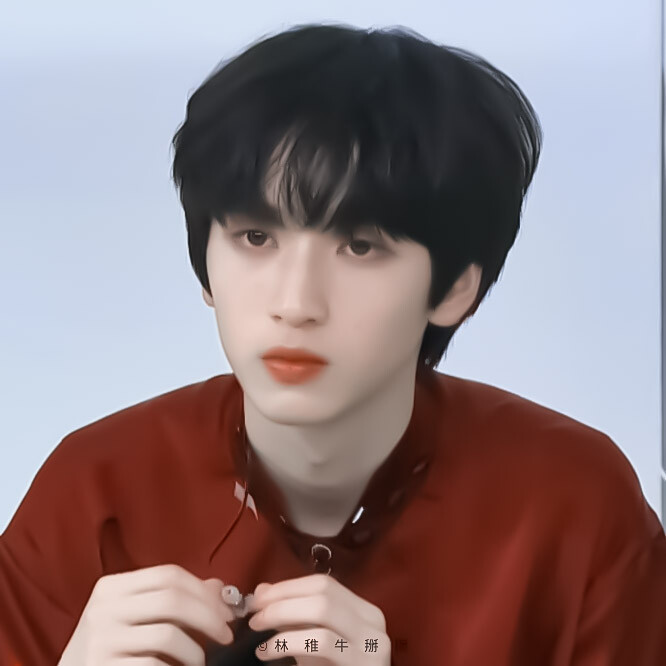 
把海盐糖装进蜜罐里。
