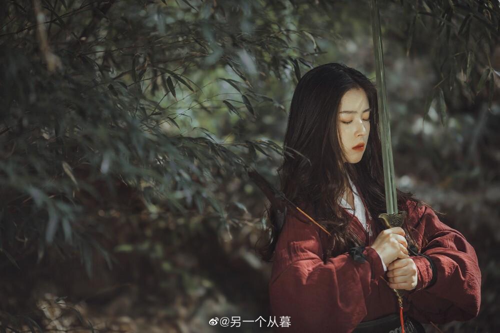 #杭州约拍##汉服##花木兰#
万里赴戎机，关山度若飞。
朔气传金柝，寒光照铁衣。
/花木兰
出镜@安大妮one
摄影@另一个从暮
感谢：服装@一七令汉服雅斋
铠甲@捧日虎骑
#人像摄影# ​​​