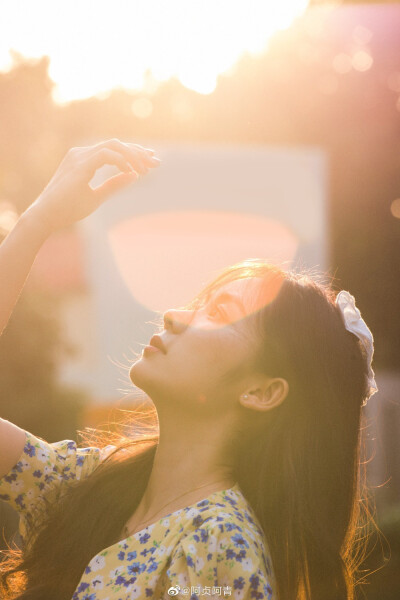 穿上拖鞋飞奔下楼！！小区的夕阳光挺给面子的
摄影：@阿贞阿青 ​​​