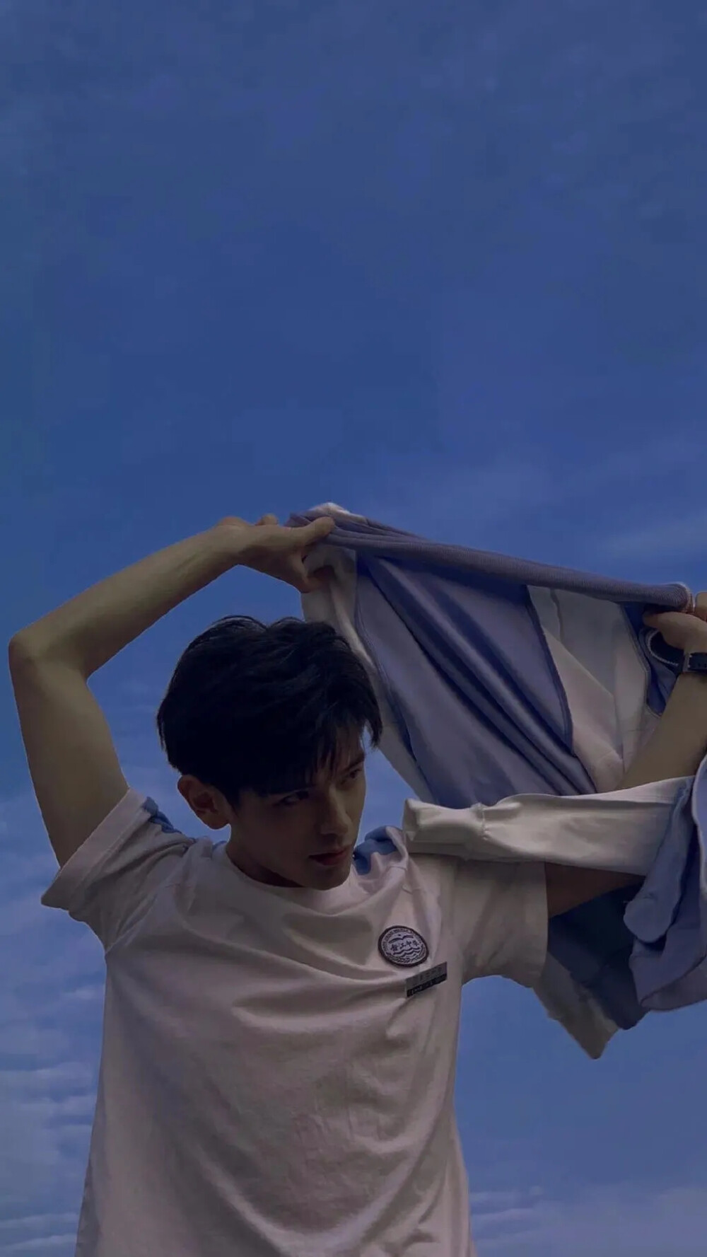 抖音壁纸丨不开空调又热。
