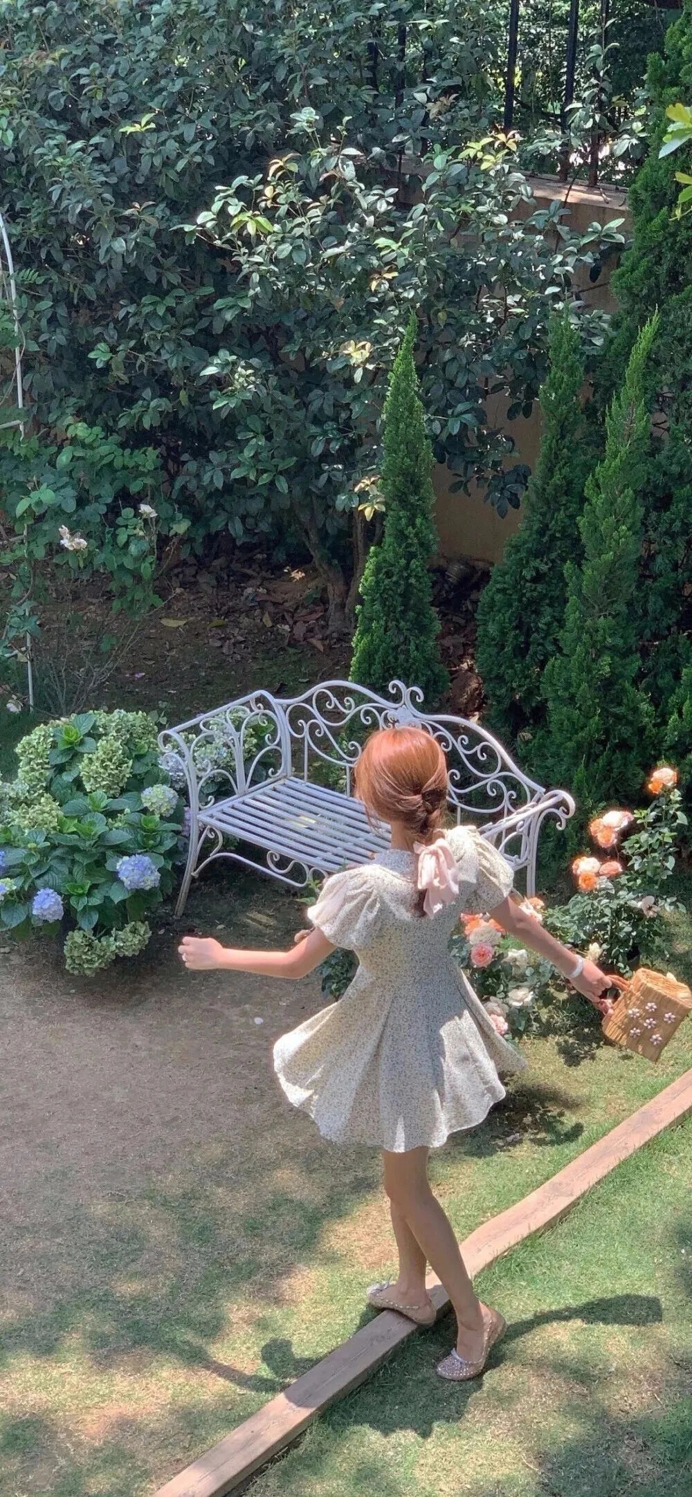 抖音壁纸丨不开空调又热。
