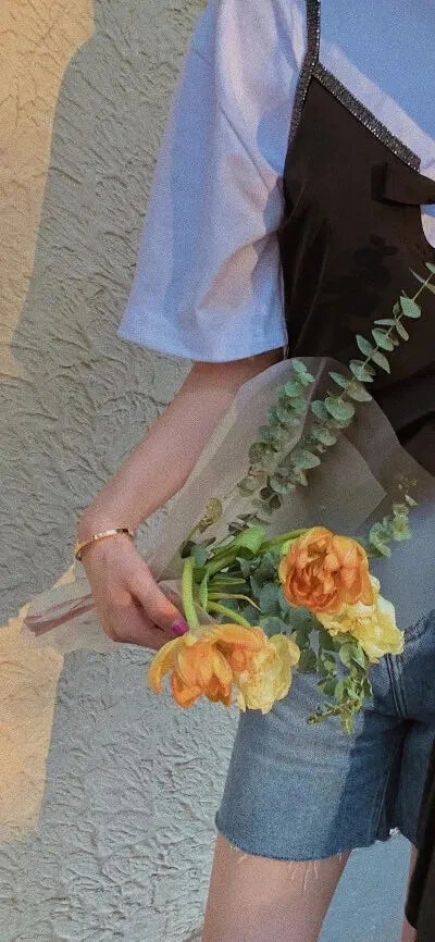 抖音壁纸丨不开空调又热。
