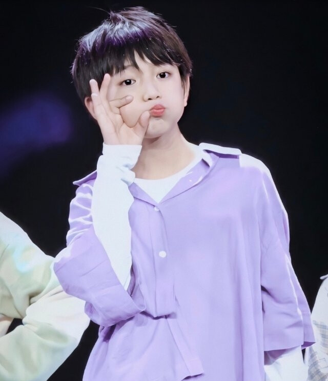 穆祉丞小朋友了解一下吧！
关于崽崽的几件事：
1.很爱笑
2.跳舞很棒、很好看
3.有皱鼻子的小习惯
4.小名是恩仔
5.演过一些剧集
6.会吉他、架子等乐器
7.第一次在家族亮相是2016年的“圣诞奇幻夜”
8.生日是2007年11月16日
9.曾用名：穆瑞恩
10.是舞担哦！