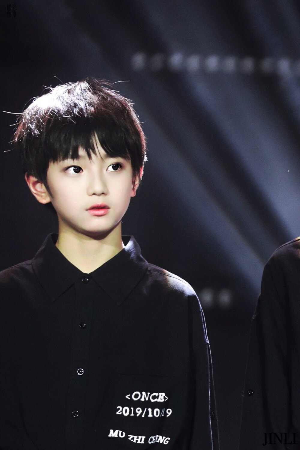 穆祉丞小朋友了解一下吧！
关于崽崽的几件事：
1.很爱笑
2.跳舞很棒、很好看
3.有皱鼻子的小习惯
4.小名是恩仔
5.演过一些剧集
6.会吉他、架子等乐器
7.第一次在家族亮相是2016年的“圣诞奇幻夜”
8.生日是2007年11月16日
9.曾用名：穆瑞恩
10.是舞担哦！