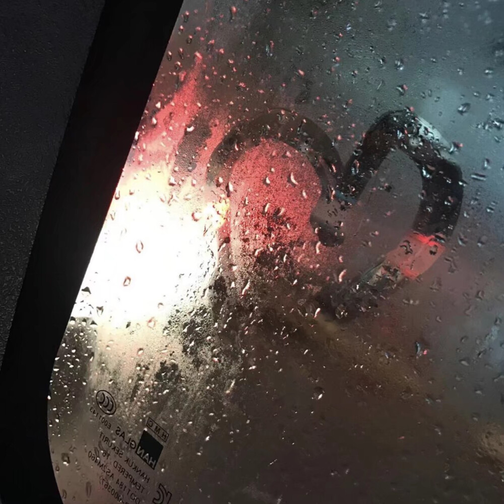 那些扬言会一直陪你的人 总是走到中途就突然不见了 大概人们就是这样 张口就来的承诺 然后悄无声息的离开