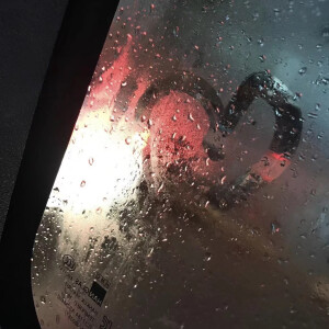 那些扬言会一直陪你的人 总是走到中途就突然不见了 大概人们就是这样 张口就来的承诺 然后悄无声息的离开