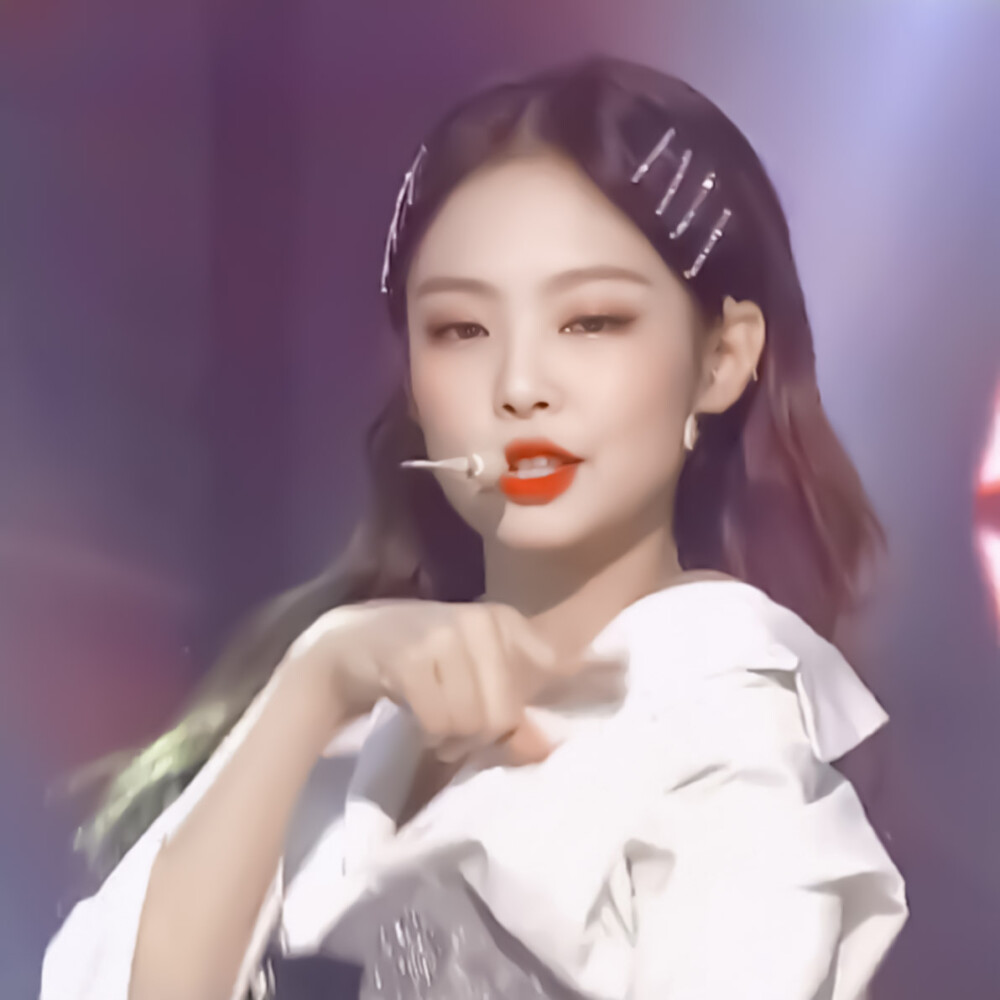 jennie 禁二改 二传标明倾伊 抱图点赞