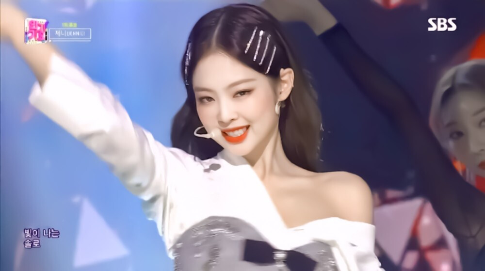 jennie 禁二改 二传标明倾伊 抱图点赞