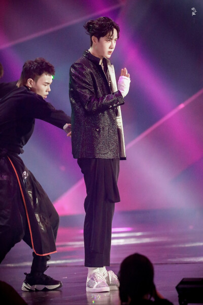 200818 湖南卫视818全球汽车夜 @UNIQ-王一博 cr:logo