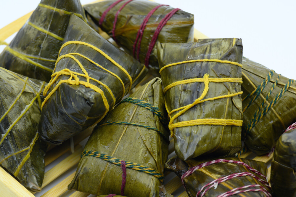 粽子 端午节 煮熟的 竹托盘 白色背景 食物 食品 美味 甜的 中国食品 传统节日 中国节日 中国传统文化 中国传统美食 黏 软 江米 三角形 包装 叶子 竹叶 苇叶 静物 绿色 青色 糯米 枣 大枣 红枣 干枣 馅料 肉 红色 滋补 绿豆 豆类 杂粮 成熟 餐具 植物 饮食文化 营养丰富 健康食品
