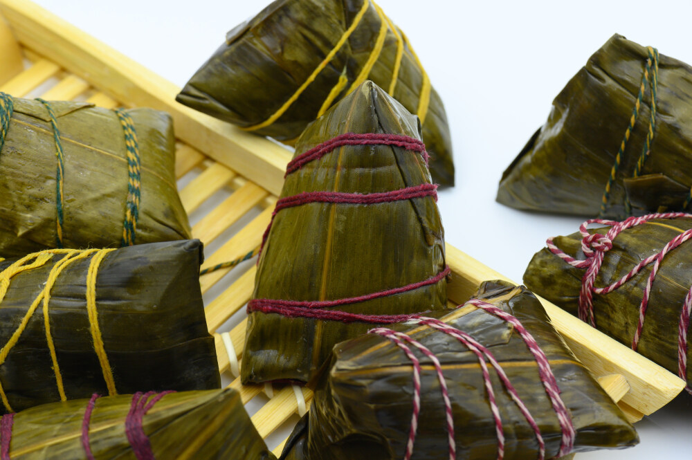 粽子 端午节 煮熟的 竹托盘 白色背景 食物 食品 美味 甜的 中国食品 传统节日 中国节日 中国传统文化 中国传统美食 黏 软 江米 三角形 包装 叶子 竹叶 苇叶 静物 绿色 青色 糯米 枣 大枣 红枣 干枣 馅料 肉 红色 滋补 绿豆 豆类 杂粮 成熟 餐具 植物 饮食文化 营养丰富 健康食品
