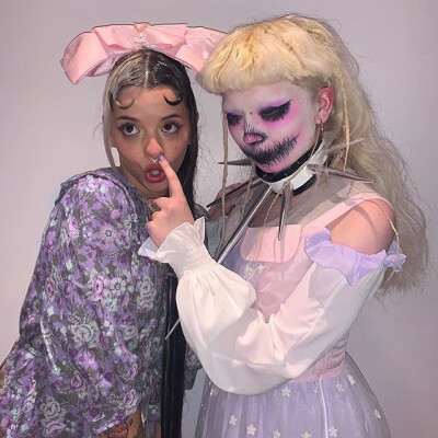 Melanie Martinez
梅兰妮·马丁内茲，1995年4月28日出生于Baldwin,N.Y，职业是歌手。Melanie Martinez，是同时拥有波多黎各和多米尼加血统的美国女歌手，词曲作者，编剧，导演，女演员和摄影师。