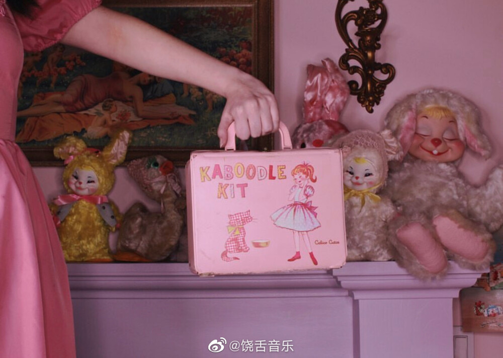 Melanie Martinez
梅兰妮·马丁内茲，1995年4月28日出生于Baldwin,N.Y，职业是歌手。Melanie Martinez，是同时拥有波多黎各和多米尼加血统的美国女歌手，词曲作者，编剧，导演，女演员和摄影师。