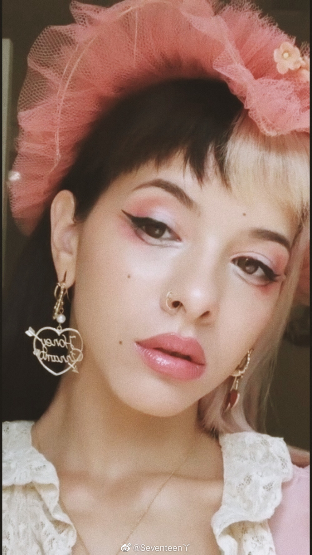 Melanie Martinez
梅兰妮·马丁内茲，1995年4月28日出生于Baldwin,N.Y，职业是歌手。Melanie Martinez，是同时拥有波多黎各和多米尼加血统的美国女歌手，词曲作者，编剧，导演，女演员和摄影师。