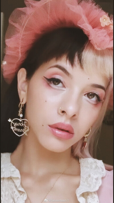 Melanie Martinez
梅兰妮·马丁内茲，1995年4月28日出生于Baldwin,N.Y，职业是歌手。Melanie Martinez，是同时拥有波多黎各和多米尼加血统的美国女歌手，词曲作者，编剧，导演，女演员和摄影师。