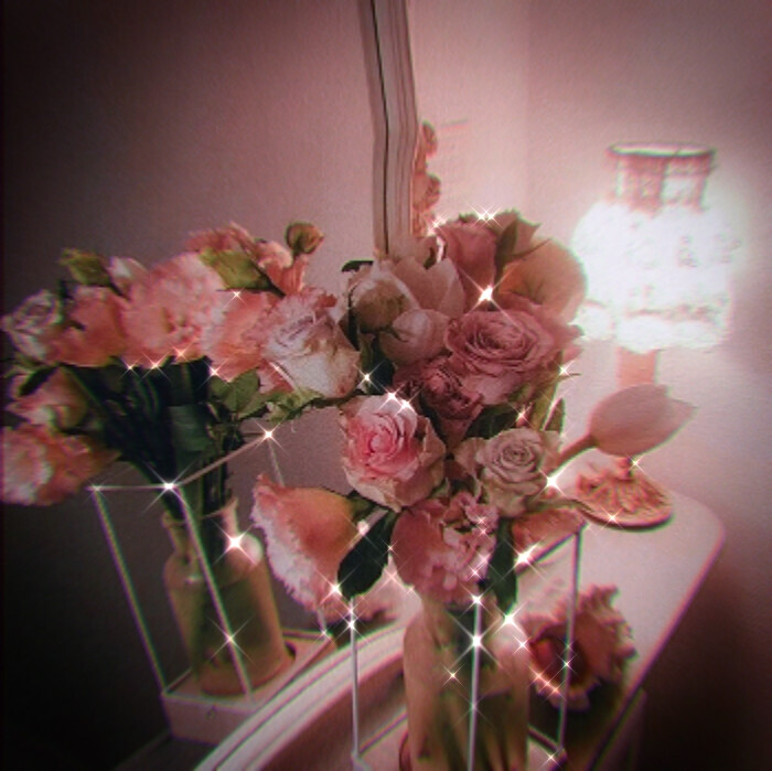 “难过就蹲下来。
摸摸自己的影子。
轻轻的说“对不起啊”。
跟着我受委屈了”。
原截许桀
©沈吟莞