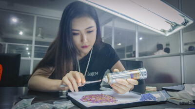 宝姐在斯里兰卡宝石工厂，体验宝石加工制作的过程，严格把控宝石质量。