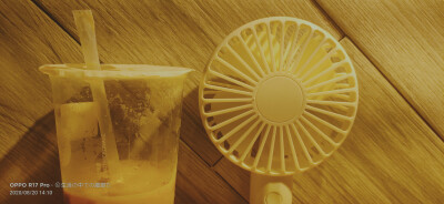 今天出门见朋友，我们一起去了书店，一起喝了奶茶