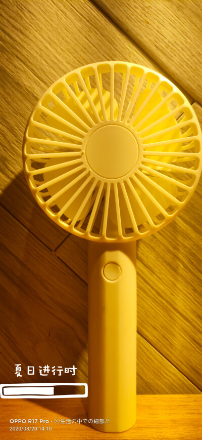 今天出门见朋友，我们一起去了书店，一起喝了奶茶