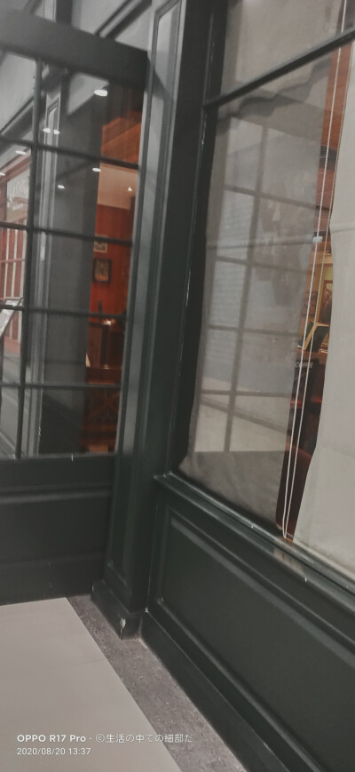 今天出门见朋友，我们一起去了书店，一起喝了奶茶