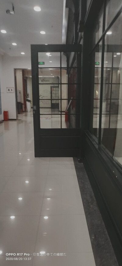 今天出门见朋友，我们一起去了书店，一起喝了奶茶