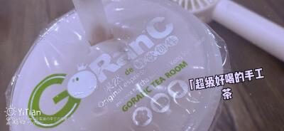 可能是因为她的爱很重，所以才显得温柔