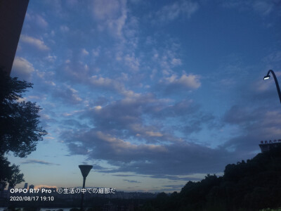 可能是因为她的爱很重，所以才显得温柔