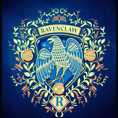 最近BBC teach拜访了《哈利·波特》与《神奇动物》平面设计师MinaLima工作室以及人设与服饰设计师Collen Atwood。他们都将回归《神奇动物3》的同时，也放出了一组罕见的四大学院标志！ ​