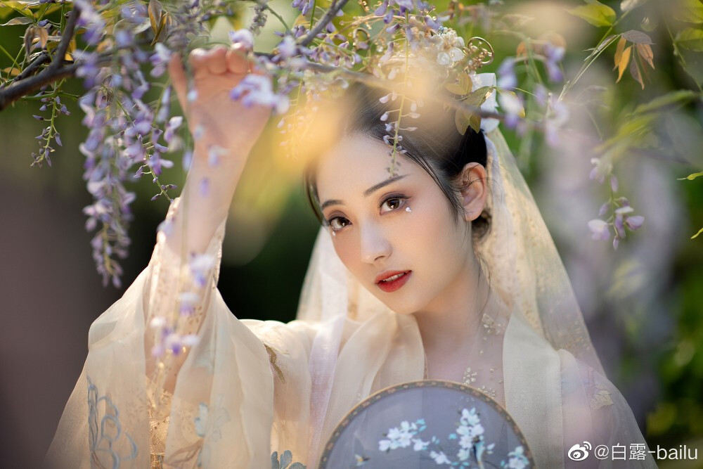 #杭州约拍##杭州约拍##上海约拍#
“陌上花开，可缓缓归矣。” （汉服-紫藤花）
拍摄/后期: @白露-bailu
出镜: @木枭-
妆发: @半月绾
服装: 大袖衫@簪花阁汉服工作室 ，齐胸襦裙@美人夜来工作室
小伙伴: @绿芒橙籽
#苏州约拍##江浙沪约拍##汉服摄影##汉服##汉服商拍#