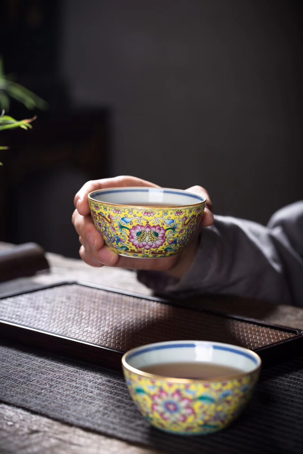 「珐琅彩内画青花」景德镇高温手作主人杯，仿古泥胎，经典杯型，釉色油润，内画青花福山寿海，外手绘珐琅缠枝牡丹杯，清新淡雅，雍容华贵。24K真金底款「景德珍藏」直径8cm 高4.3cm 容量100ml左右