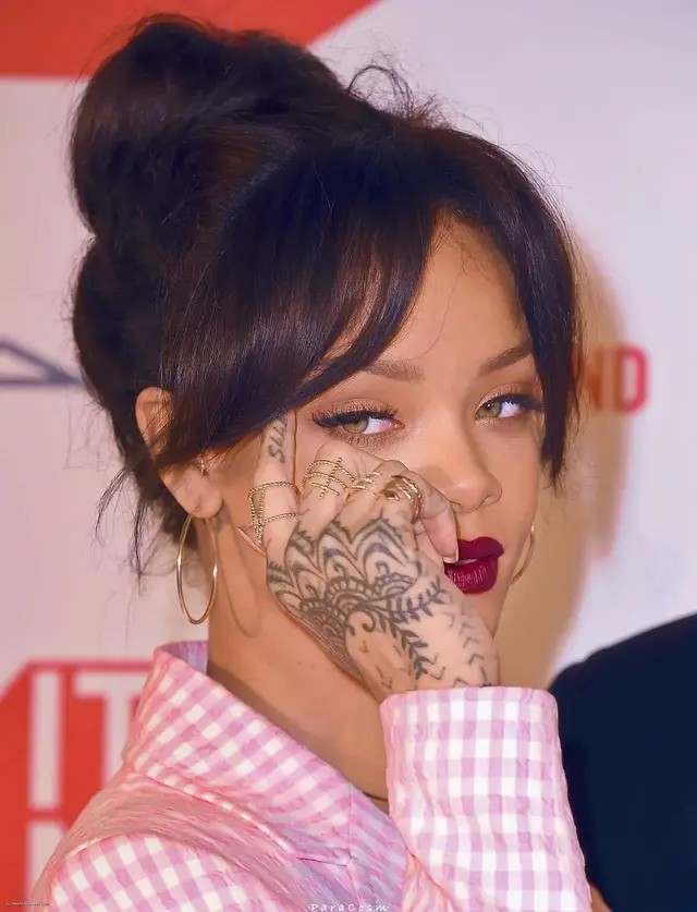 蕾哈娜
Robyn Rihanna Fenty
✨✨✨✨
