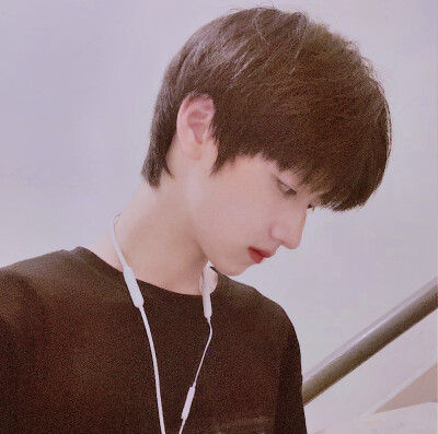 沈卿自调朱志鑫头像，禁二改，二传标明沈卿，抱图dd