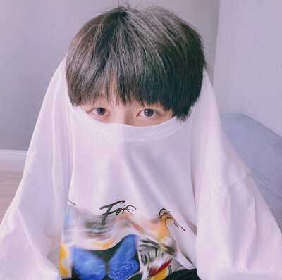 沈卿自调朱志鑫头像，禁二改，二传标明沈卿，抱图dd