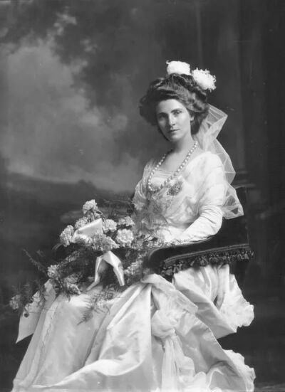 了19世纪晚期，宫装走向式微，基本只有在贵族少女的成人礼上才会穿到。