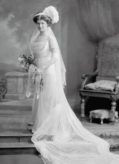 了19世纪晚期，宫装走向式微，基本只有在贵族少女的成人礼上才会穿到。