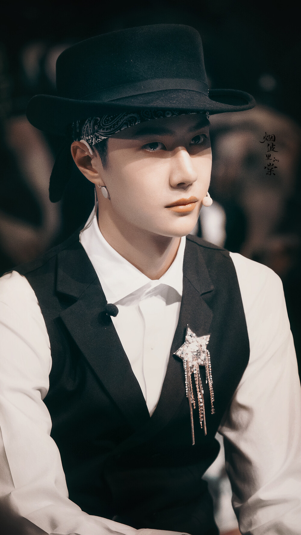 王一博英伦魔术师造型74是会偷心术的魔术师74crlogo