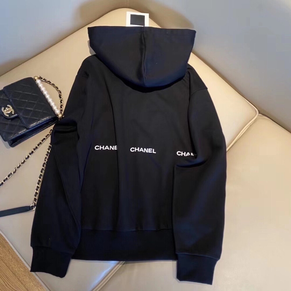 入秋了 马不停蹄入手了chanel vintage 开衫卫衣 黑色白色都入了 感觉