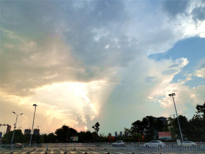 8月22日傍晚，一场暴雨后，吉安城区空中云彩在夕阳余晖的照耀下，形成了一道美丽壮观的风景。（摄/肖勇）