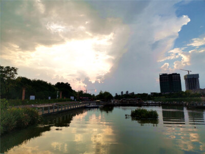 8月22日傍晚，一场暴雨后，吉安城区空中云彩在夕阳余晖的照耀下，形成了一道美丽壮观的风景。（摄/肖勇）