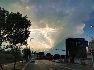 8月22日傍晚，一场暴雨后，吉安城区空中云彩在夕阳余晖的照耀下，形成了一道美丽壮观的风景。（摄/肖勇）