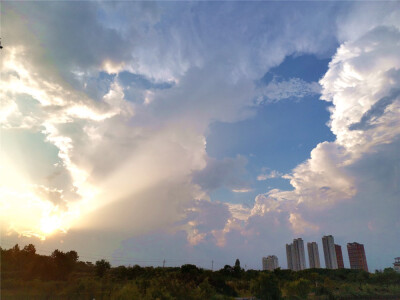 8月22日傍晚，一场暴雨后，吉安城区空中云彩在夕阳余晖的照耀下，形成了一道美丽壮观的风景。（摄/肖勇）