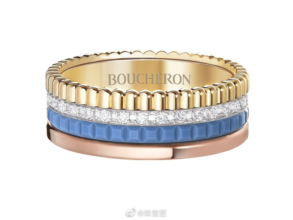  Boucheron 刚刚推出「Quatre」系列的新一季作品——「Quatre Blue」，依然以巴黎「旺多姆广场」建筑元素为灵感，重现铺砌的石砖、绵延的廊柱和起伏的屋檐。
新作最大亮点是引入「Bleu de Paris」巴黎蓝色高精密陶瓷作为宝石材质，凸显丹宁色的清新洒脱。 ​​​