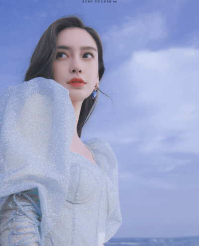 杨颖（Angelababy），1989年2月28日出生于上海市，华语影视女演员、时尚模特。2003年，Angelababy以模特身份在香港出道。2007年，她开始将工作重心转向大银幕。2011年在爱情片《夏日乐悠悠》中首次担任女主角。2012…