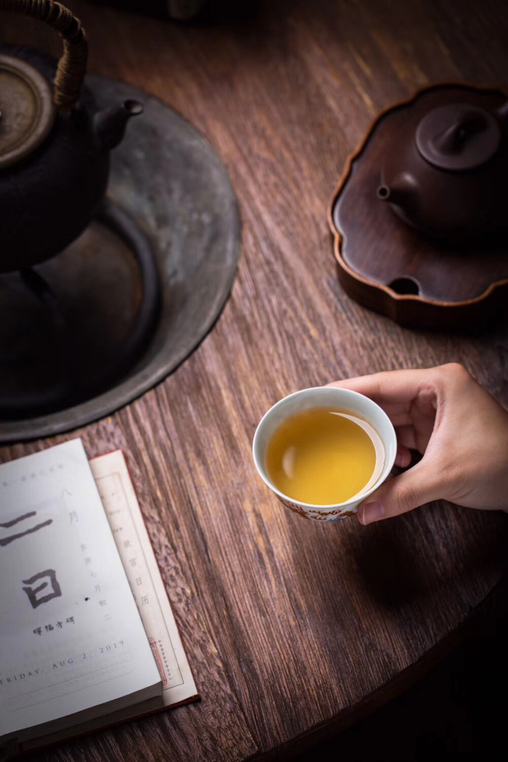 「重器·真金五龙杯」重器手绘，景德镇高温手作，仿古泥胎薄厚适中，釉色油润，釉下青花海水纹结合釉上矾红24K描金真龙，画工细腻精细！直径8cm 高度5cm