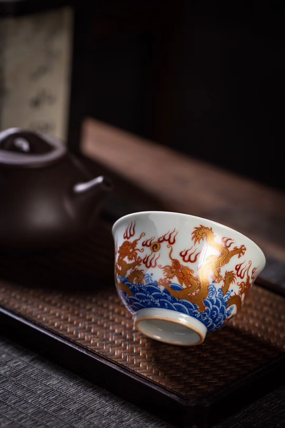 「重器·真金五龙杯」重器手绘，景德镇高温手作，仿古泥胎薄厚适中，釉色油润，釉下青花海水纹结合釉上矾红24K描金真龙，画工细腻精细！直径8cm 高度5cm