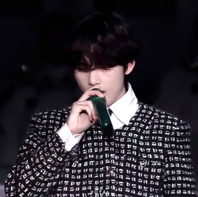 
“摧毁我的时候请你用力”
金泰亨
©️金奈恩